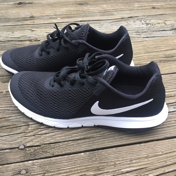 nike tanjun women's athletic shoes